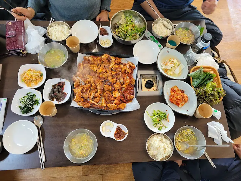 푸짐하게 차려진 닭갈비 한 상 차림