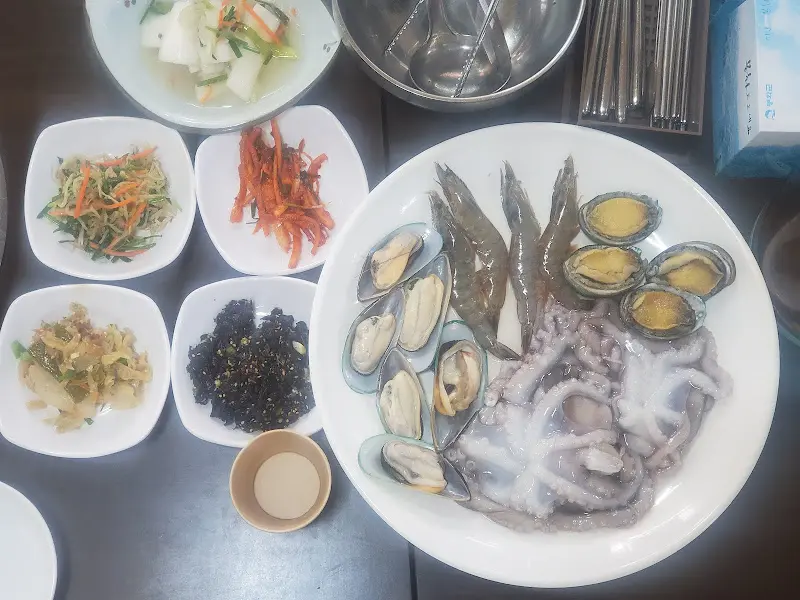 해산물이 가득 들어간 해신탕