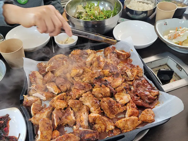 숯불 위에서 맛있게 익어가는 닭갈비