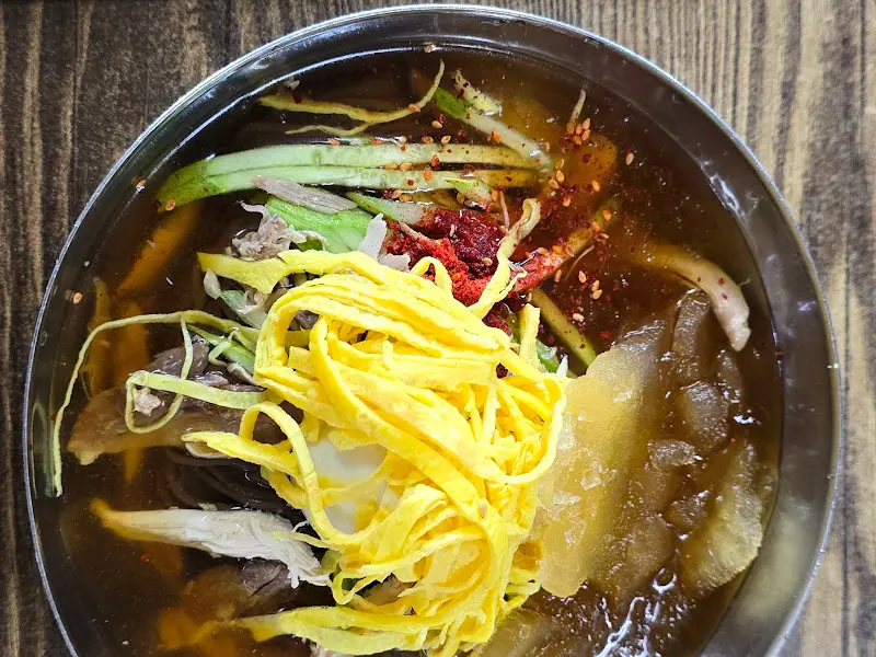 매콤달콤한 양념이 입맛을 돋우는 비빔냉면