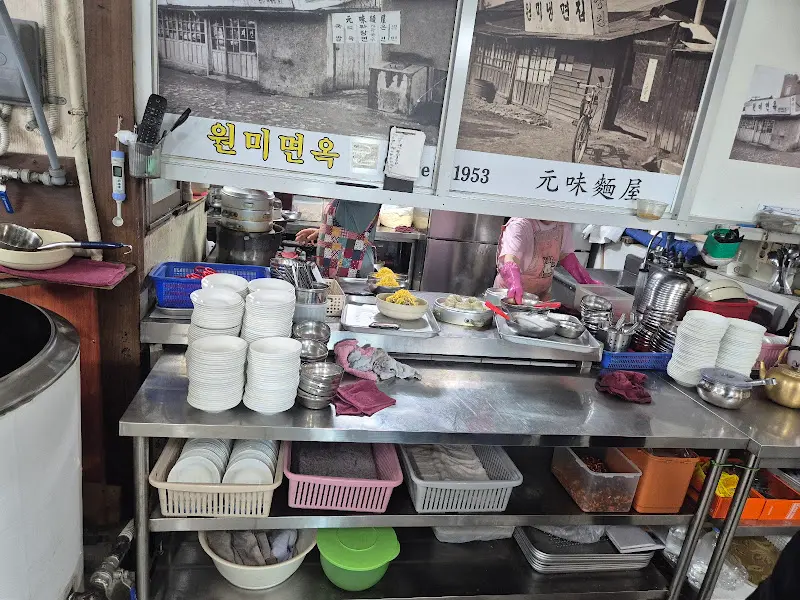 분주하게 움직이는 주방의 모습