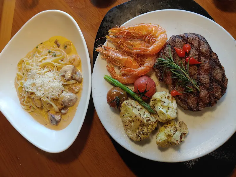 스테이크와 파스타 전체샷