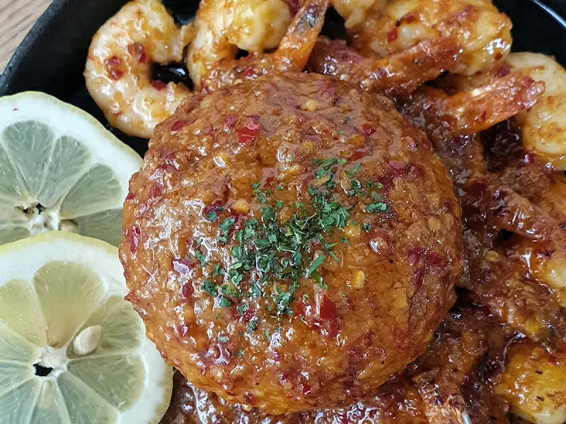 레몬과 함께 놓인 하와이안 쉬림프 라이스