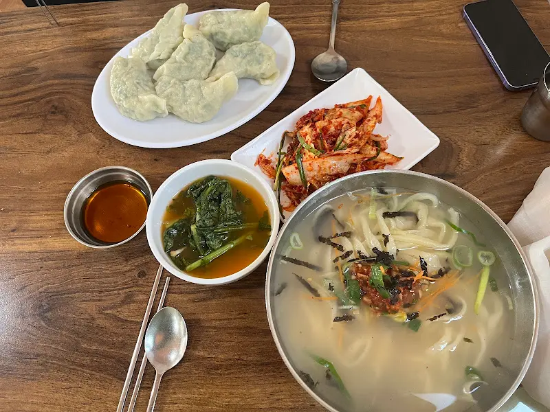 만두칼국수, 김치, 접시만두