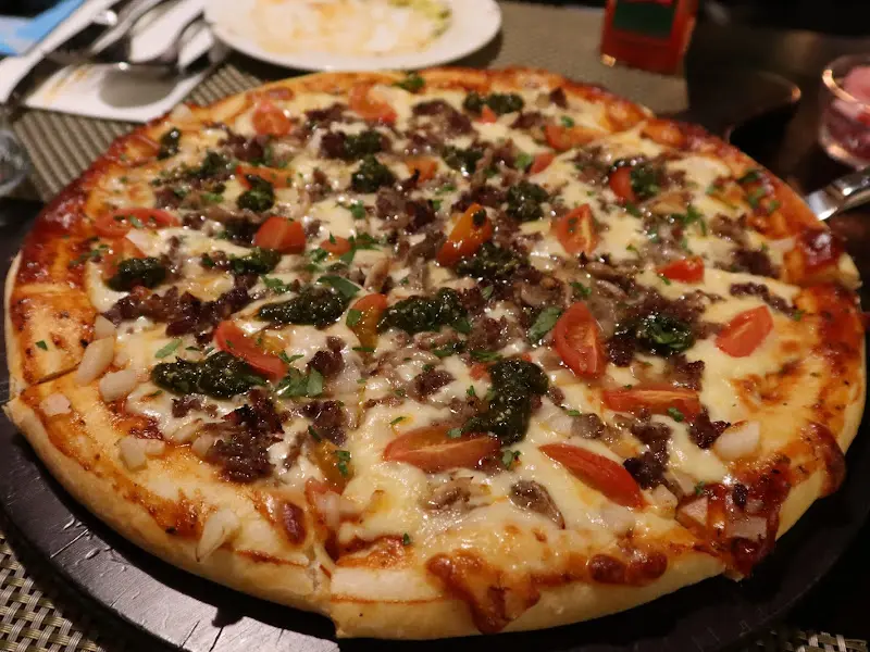 푸짐한 토핑의 피자