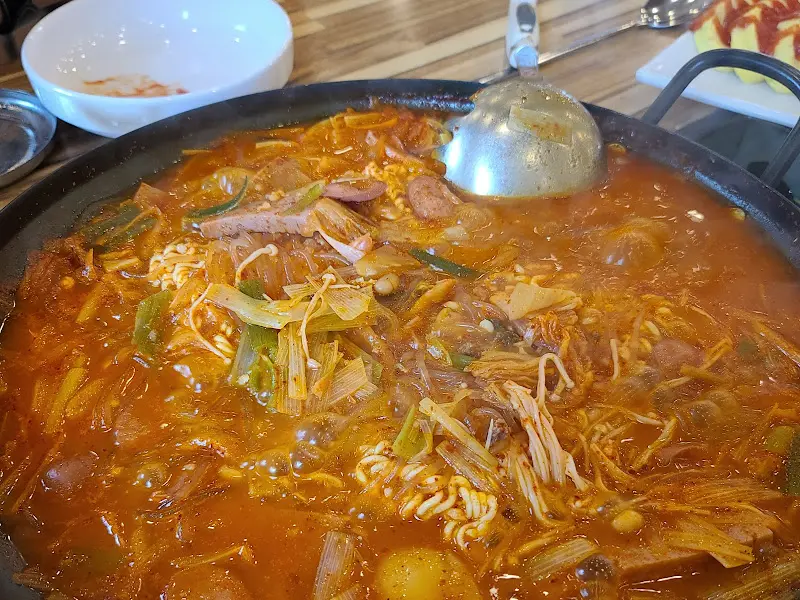푸짐한 부대찌개의 모습