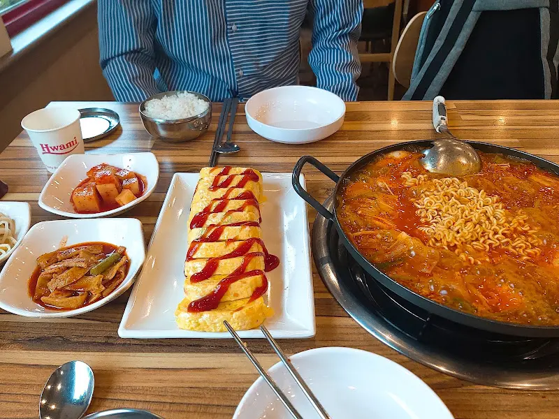 부대찌개와 계란말이의 환상적인 조합
