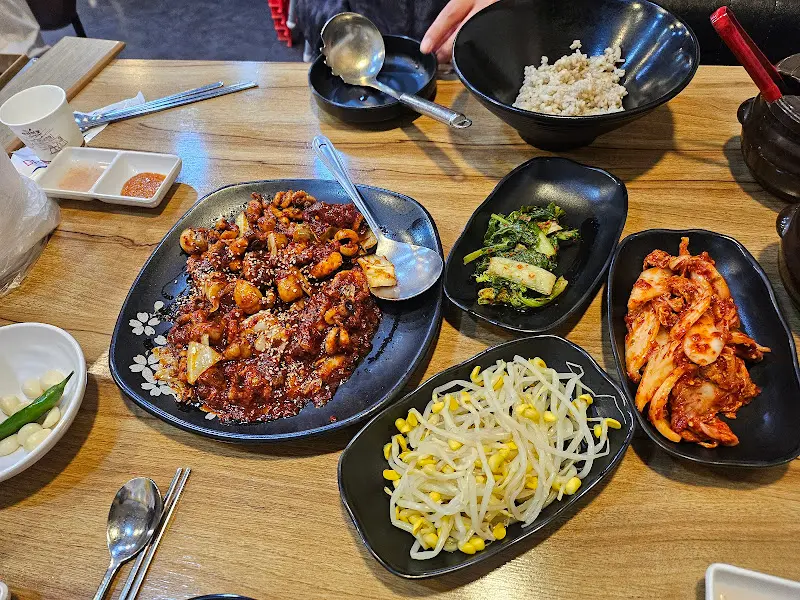 쭈꾸미볶음과 밑반찬