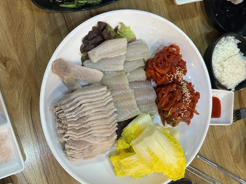 보쌈, 홍어, 김치가 함께 나오는 삼합