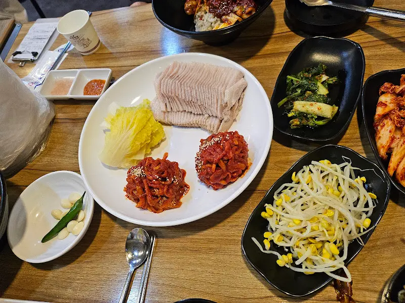 쭈꾸미, 보쌈, 밑반찬이 함께 차려진 테이블