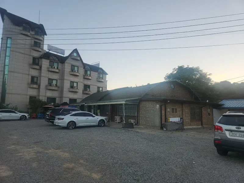 넓은 주차장을 갖춘 가루실가든 외관