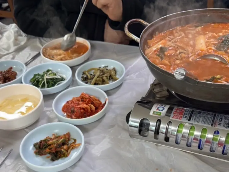 어죽을 덜어먹는 모습