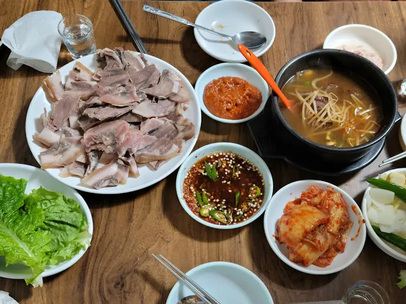 수육, 김치, 선지국 한 상 차림