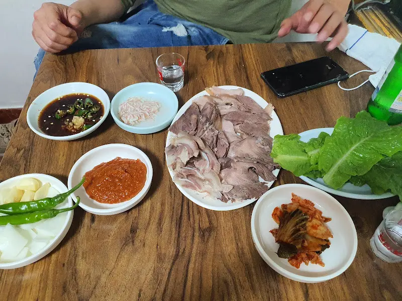 수육 한 상 전체 샷