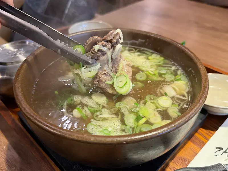 집게로 들어올린 갈비