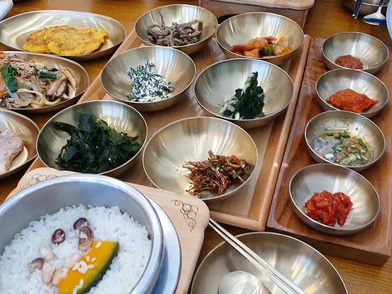 황금빛 놋그릇에 담겨 나온 정갈한 반찬들