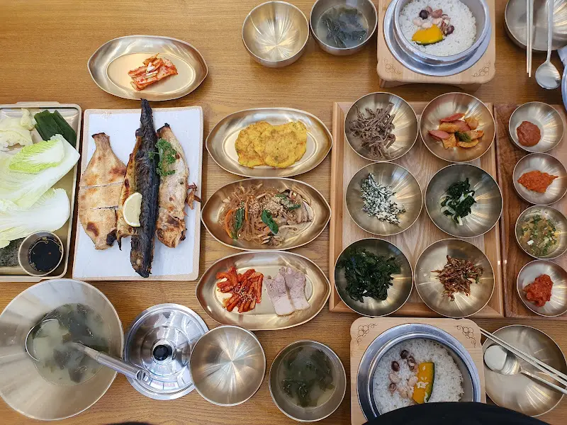 푸짐하게 차려진 한 상