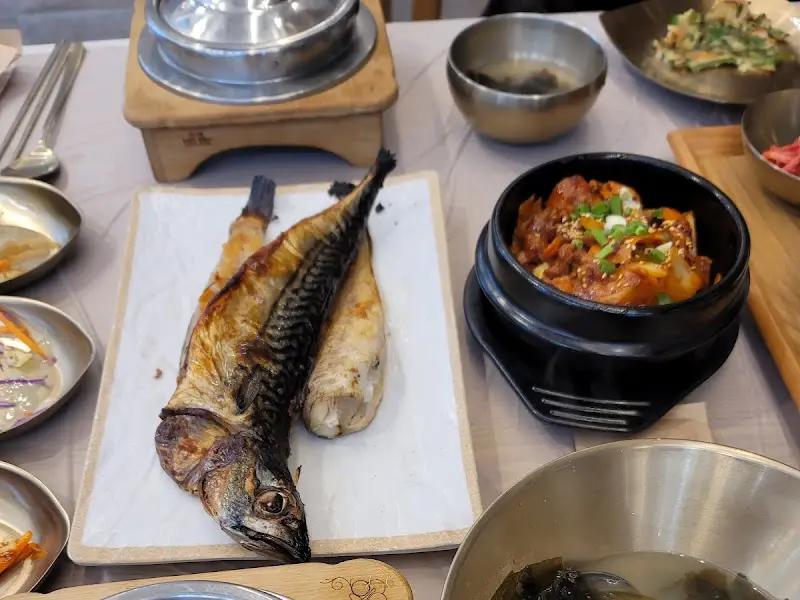 윤기가 흐르는 갓 지은 솥밥과 노릇하게 구워진 생선구이