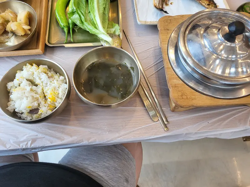 갓 지은 솥밥과 미역국
