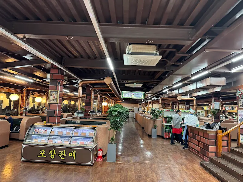 넓고 깔끔한 홀 내부