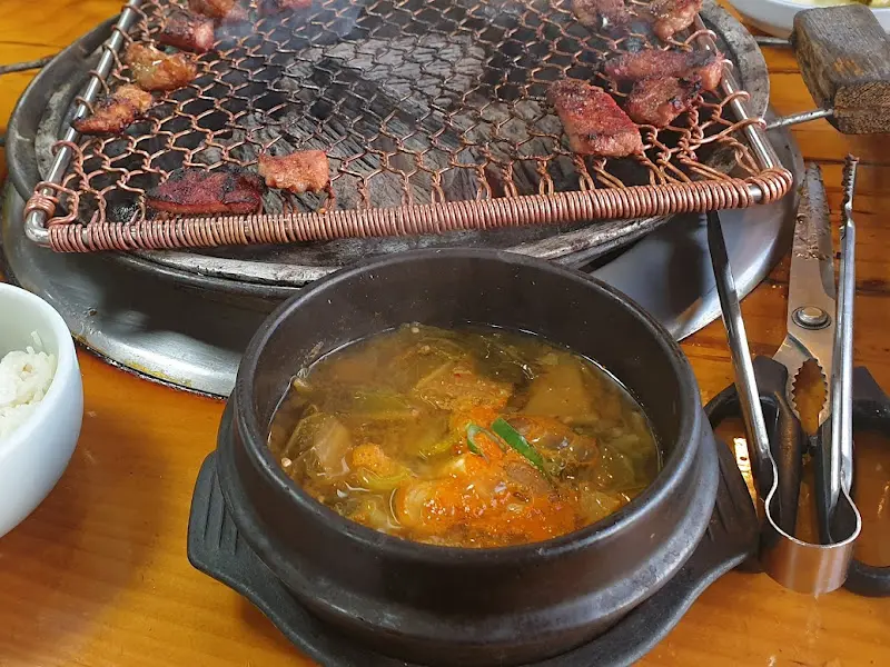 숯불 위에서 익어가는 돼지갈비