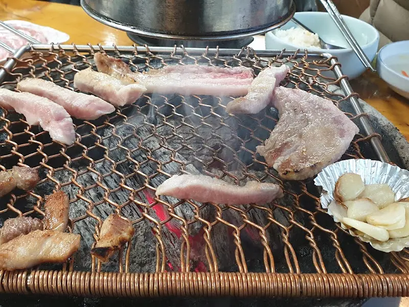 불판 위의 삼겹살