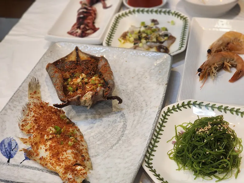 다양한 해산물이 한 상 가득 차려진 모습