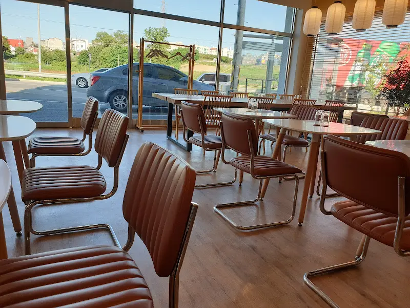 넓고 깔끔한 매장 내부