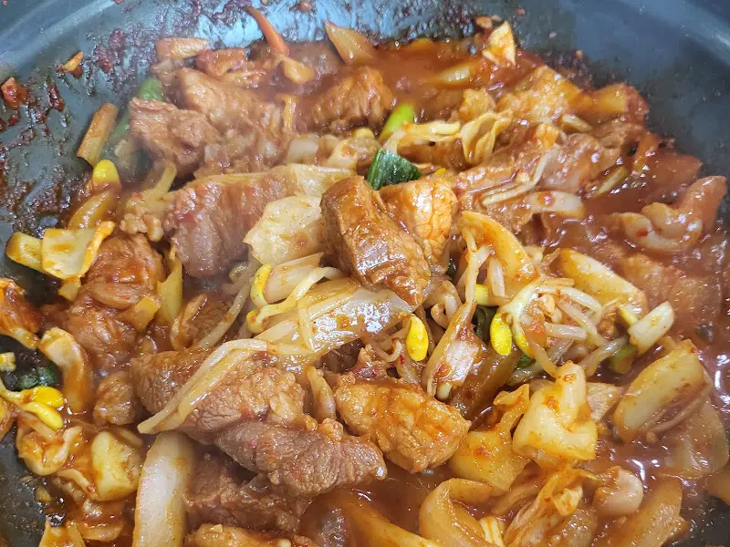 윤기가 자르르 흐르는 돼지고기 주물럭