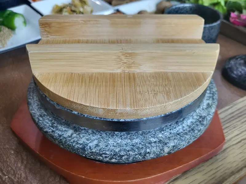 돌솥에 담겨 나온 갓 지은 밥