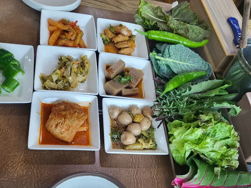 다양한 종류의 반찬들