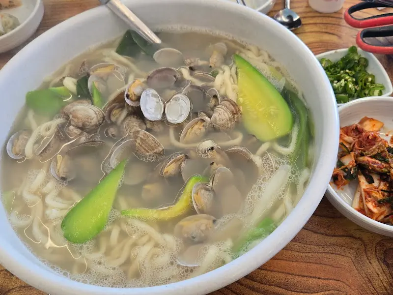 푸짐한 바지락 칼국수
