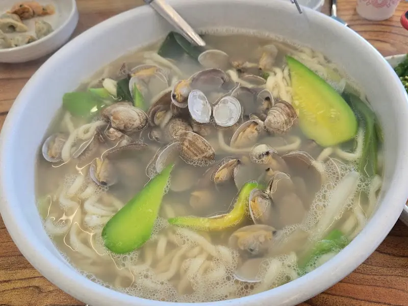 바지락 칼국수 전체샷