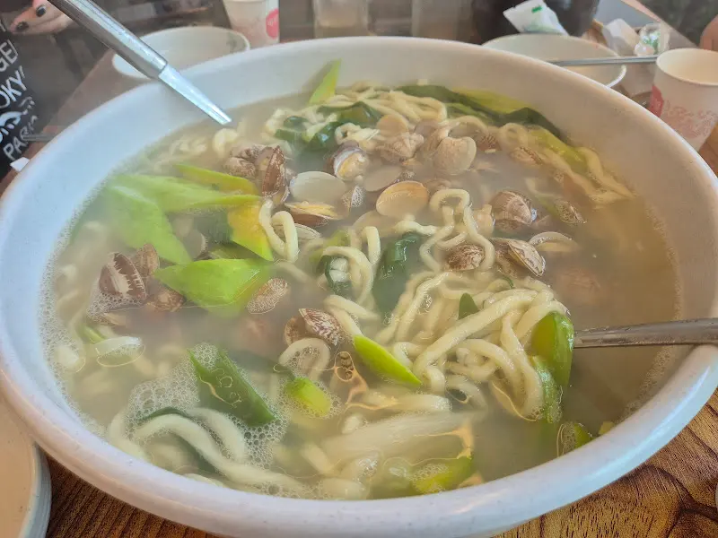 바지락 칼국수 근접샷
