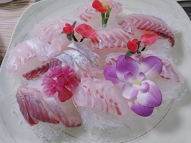 꽃잎으로 장식된 아름다운 회