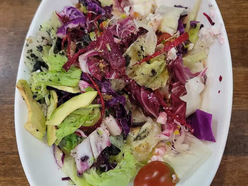 싱싱한 야채가 가득한 샐러드