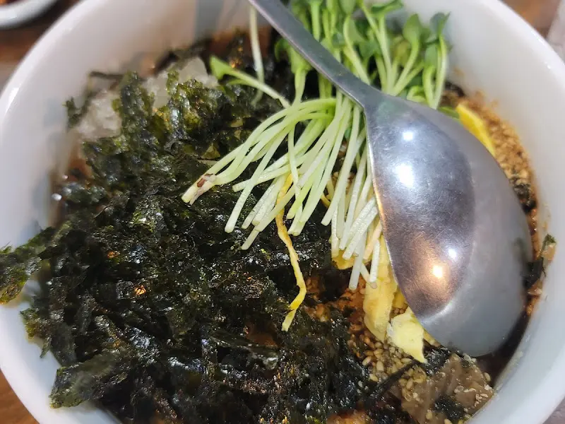 김가루와 새싹이 듬뿍 올려진 비빔국수