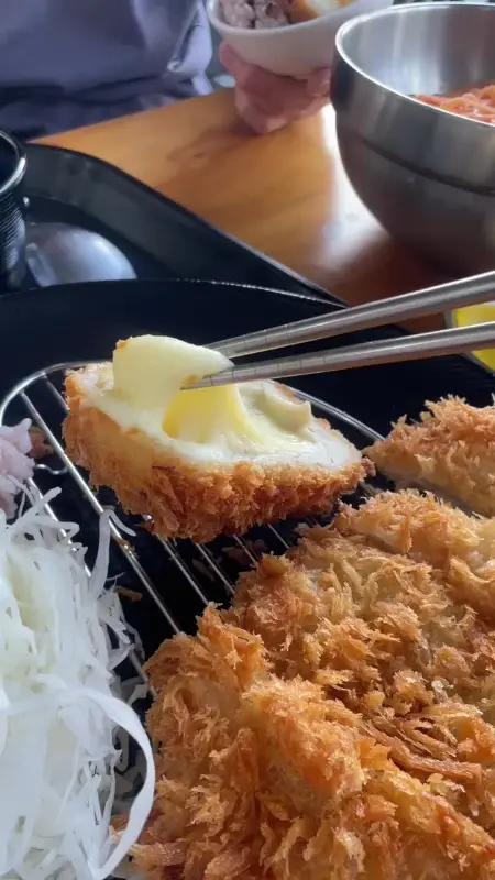 치즈가 듬뿍 들어간 치즈 돈까스