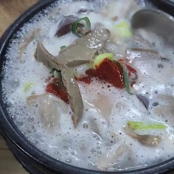 다진 양념이 풀어져 살짝 붉어진 순대국밥 국물