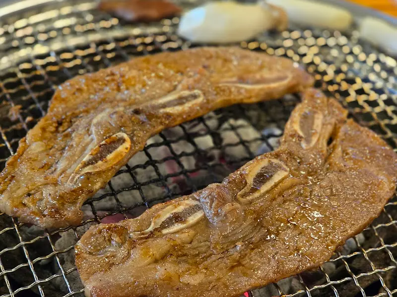 불판 위에서 구워지는 LA갈비