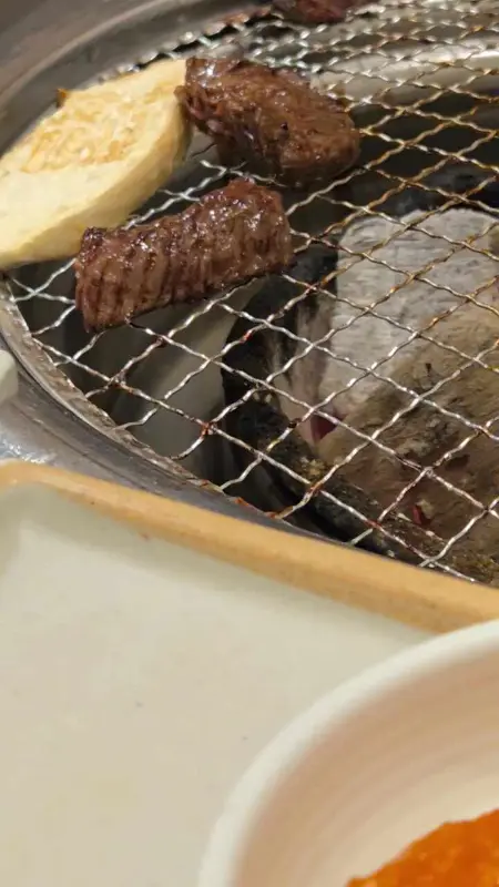 불판 위에서 맛있게 익어가는 한우 갈비살