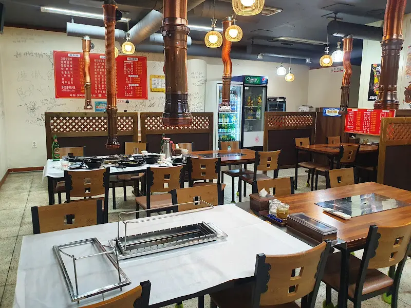 다양한 메뉴가 적힌 메뉴판