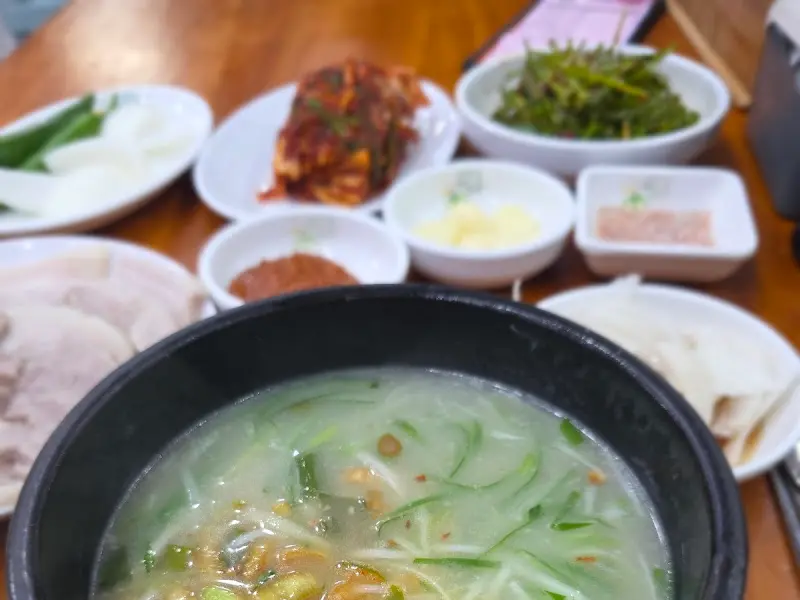돼지국밥과 다양한 곁들임 반찬