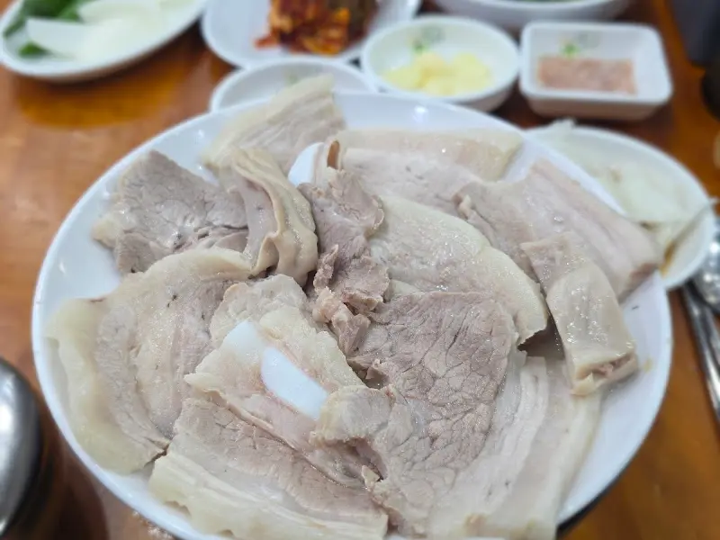 윤기가 흐르는 수육