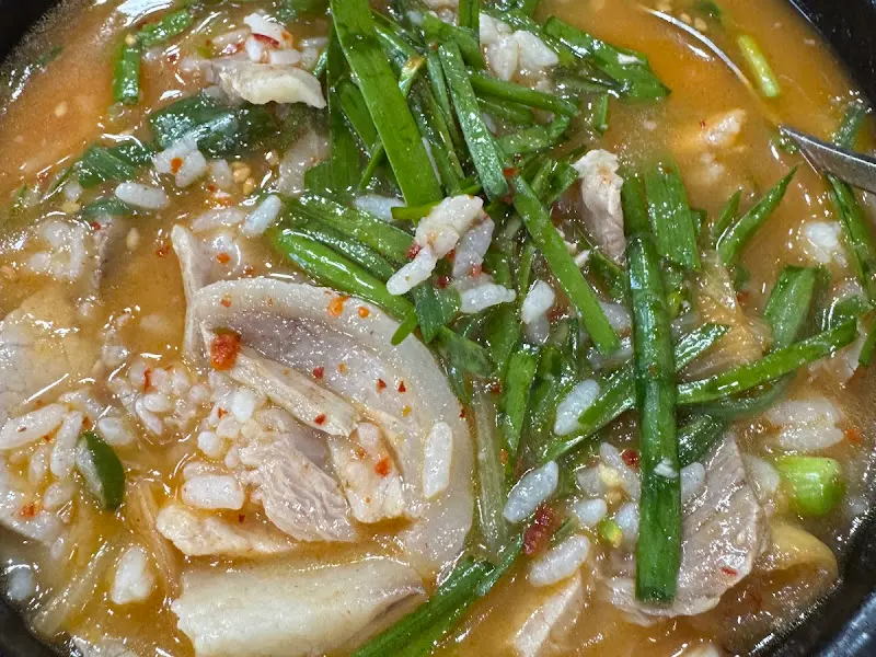 다대기가 풀어져 있는 돼지국밥