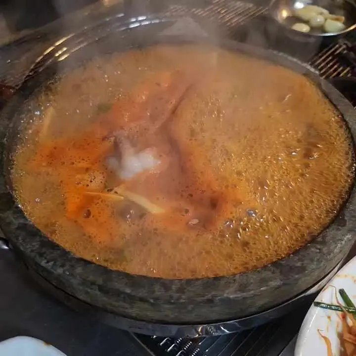 돌판해물된장찌개의 압도적인 비주얼