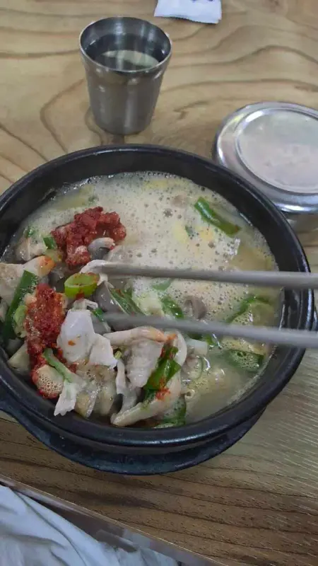 다진 양념과 함께 나오는 순대국밥