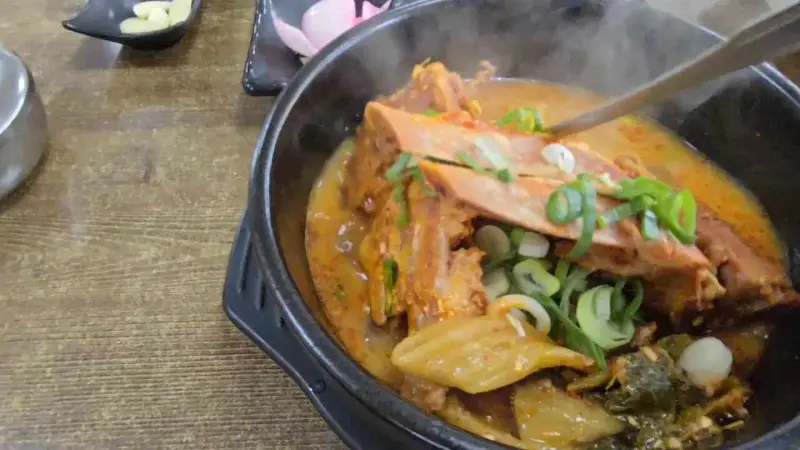 뼈가 큼지막하게 들어간 뼈해장국