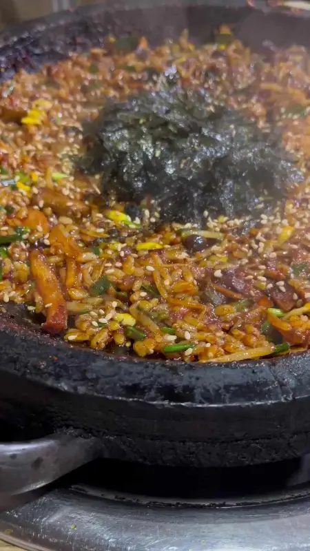 돌판 위에서 익어가는 꼼장어와 김가루의 조화