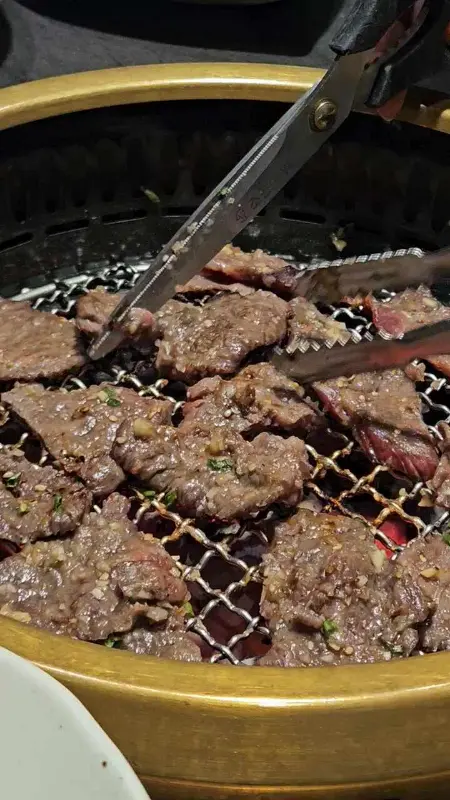 우설화 고기 굽는 모습